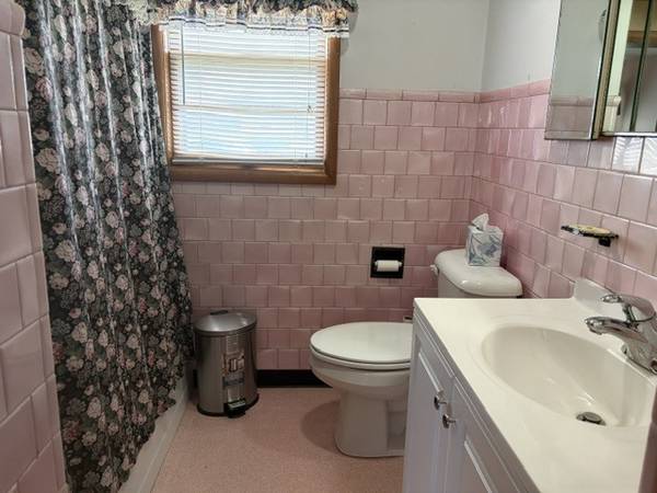 2108 Manor LN, Peru, IL 61354
