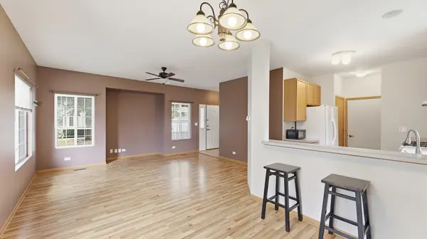 3 Windsor CIR #A, South Elgin, IL 60177