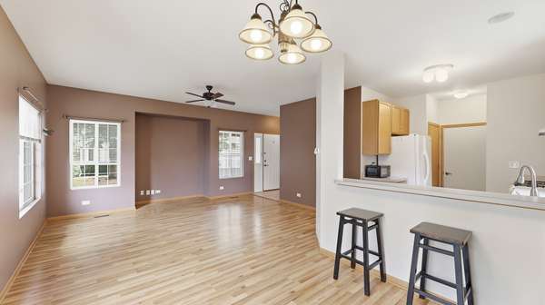 3 Windsor CIR #A, South Elgin, IL 60177