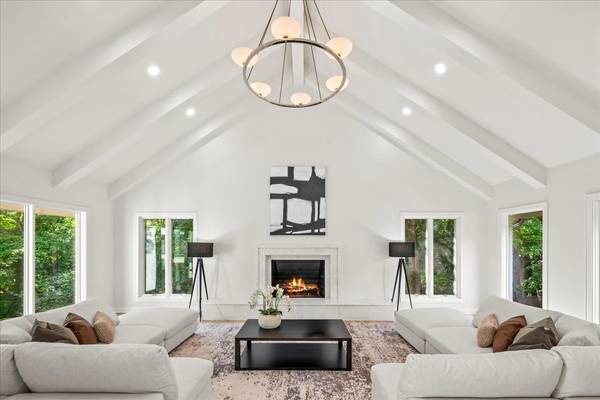 1221 Loch LN, Lake Forest, IL 60045