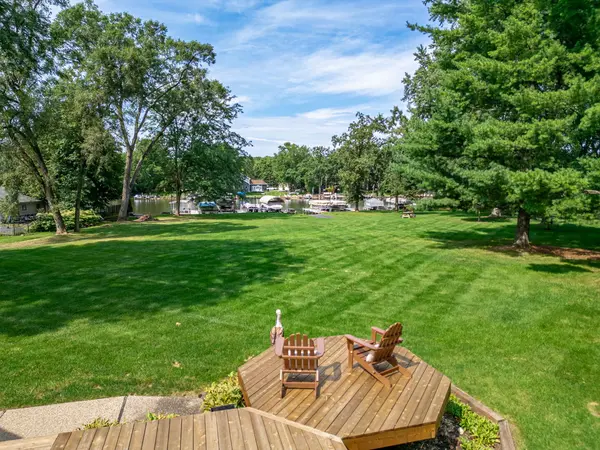 9606 Captains DR, Algonquin, IL 60102