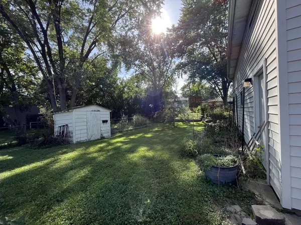 16 Joyce LN, Streamwood, IL 60107