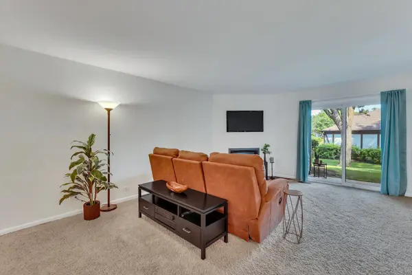 1374 Williamsburg DR #B1, Schaumburg, IL 60193