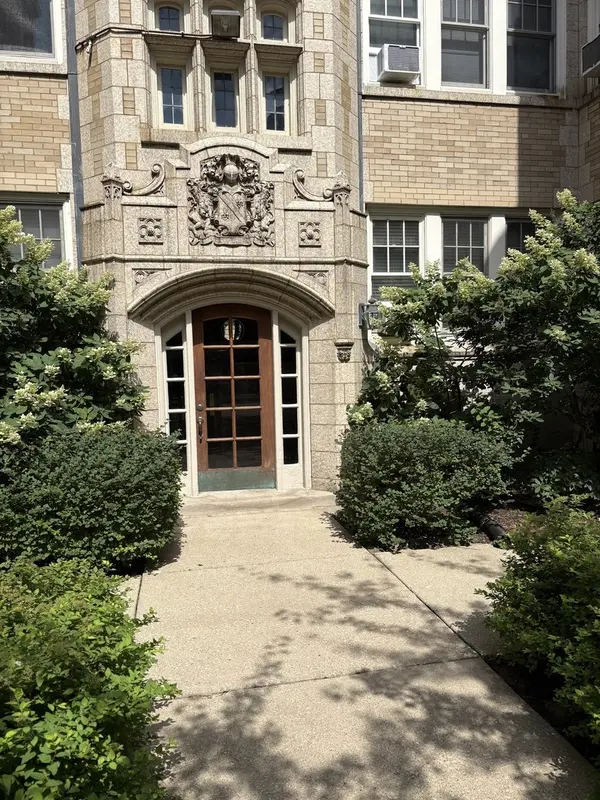 538 W Brompton AVE #1E, Chicago, IL 60657