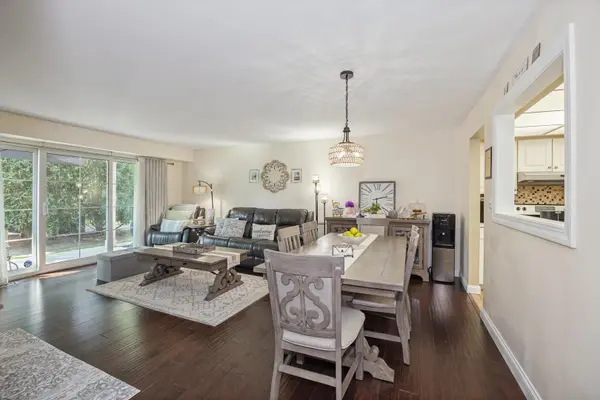 112 Carriage Way DR #110A, Burr Ridge, IL 60527