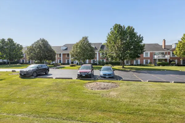 112 Carriage Way DR #110A, Burr Ridge, IL 60527