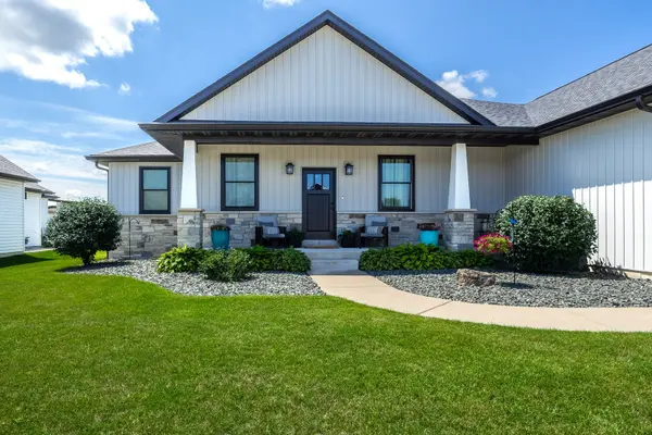 920 Muirfield CIR, Eldridge, IA 52722