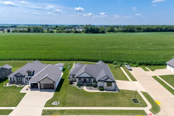 920 Muirfield CIR, Eldridge, IA 52722