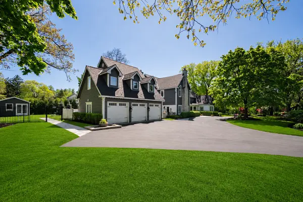 2 Hickory LN, Northbrook, IL 60062