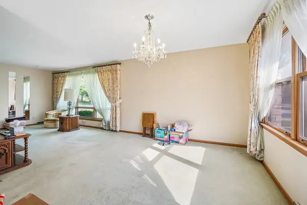 1050 W Strieff LN, Glenwood, IL 60425