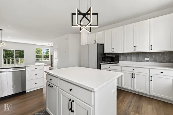 707 Neubauer CIR #603, Lindenhurst, IL 60046