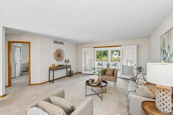808 Winterberry DR, Woodbury, MN 55125