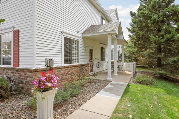 10881 Oak Grove CIR #B, Woodbury, MN 55129