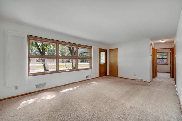903 Parallel ST, Chaska, MN 55318