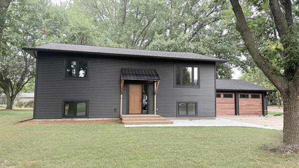 100 Edgewood DR, Redwood Falls, MN 56283
