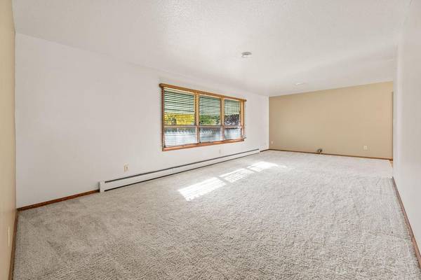 2807 Edgewood DR N, Fargo, ND 58102