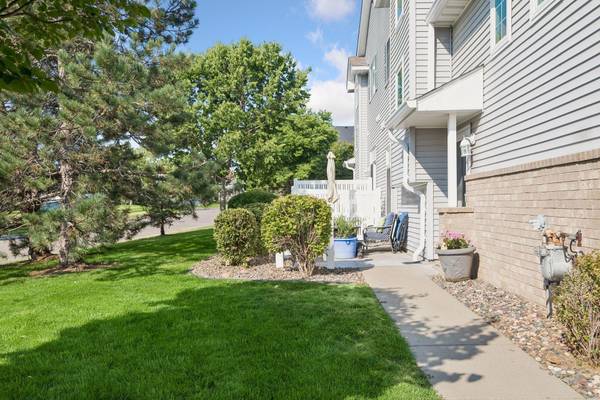 3027 Juniper LN #E, Woodbury, MN 55125