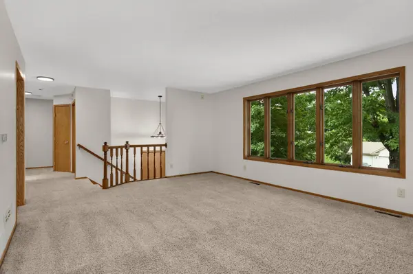 2064 Pin Oak DR, Eagan, MN 55122