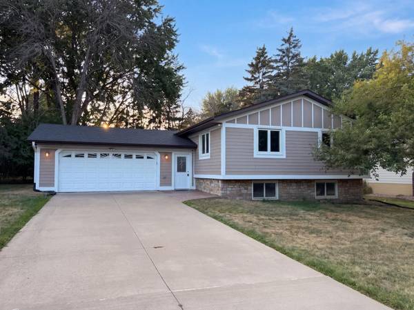 1896 Richal DR, Woodbury, MN 55125