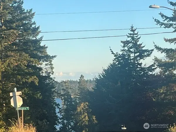 1586 Douglas ST, Oak Harbor, WA 98277