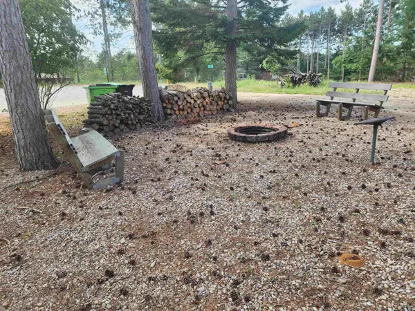 E2024 WALETTA DR, Waupaca, WI 54981
