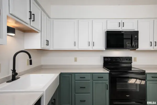 1607 E Pickett LN, Marion, IL 62959