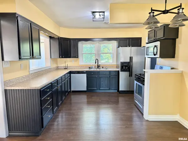 330 N SYCAMORE TER, Canton, IL 61520