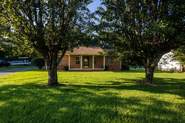 3627 N Riveroaks Dr, Cookeville, TN 38506