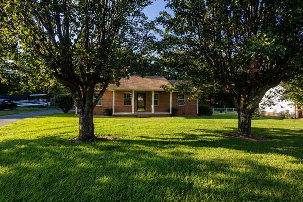 3627 N Riveroaks Dr, Cookeville, TN 38506