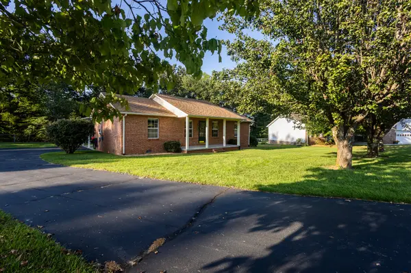 3627 N Riveroaks Dr, Cookeville, TN 38506
