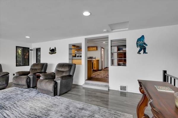 551 Davis Lake Rd, Usk, WA 99180