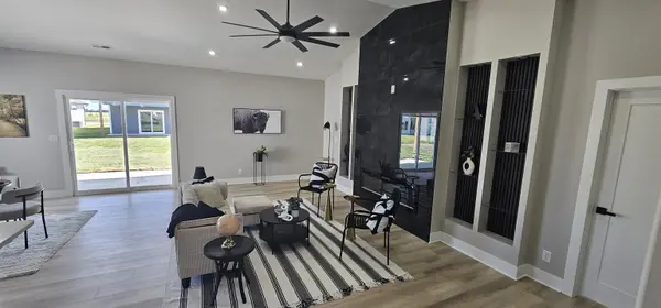 1501 E Midway Ct, Valley Center, KS 67147