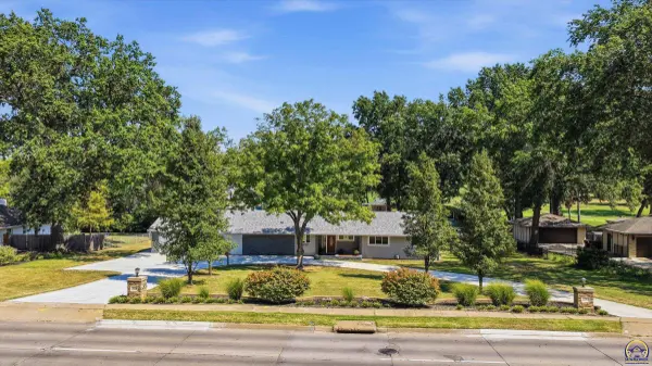 2710 SW Burlingame RD, Topeka, KS 66611