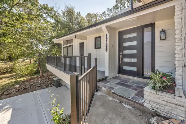 1709 SW 26th ST, Topeka, KS 66611