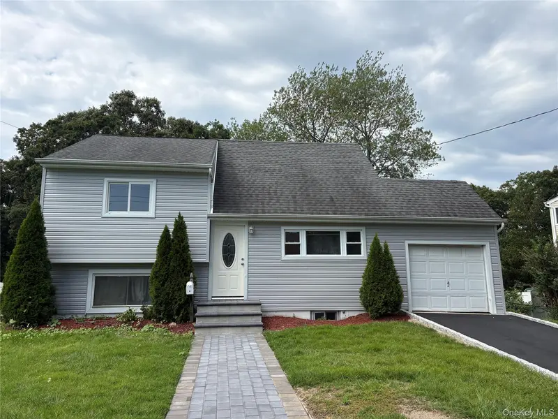 24 Carl ST, Ronkonkoma, NY 11779