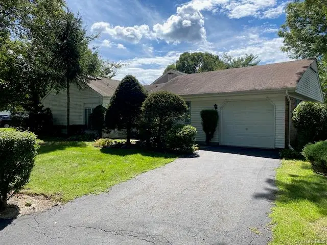 39 Freemont LN, Coram, NY 11727