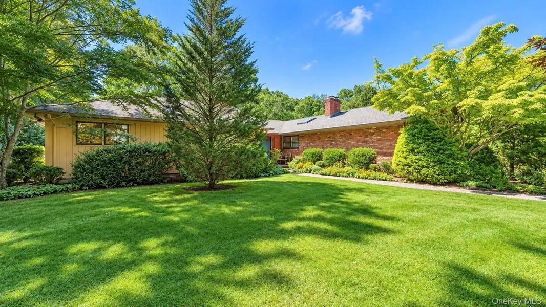 39 Daly CT, Riverhead, NY 11901