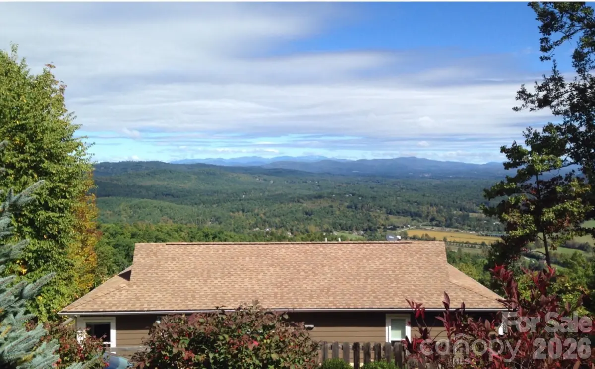 188 Holly Berry LN, Hendersonville, NC 28739