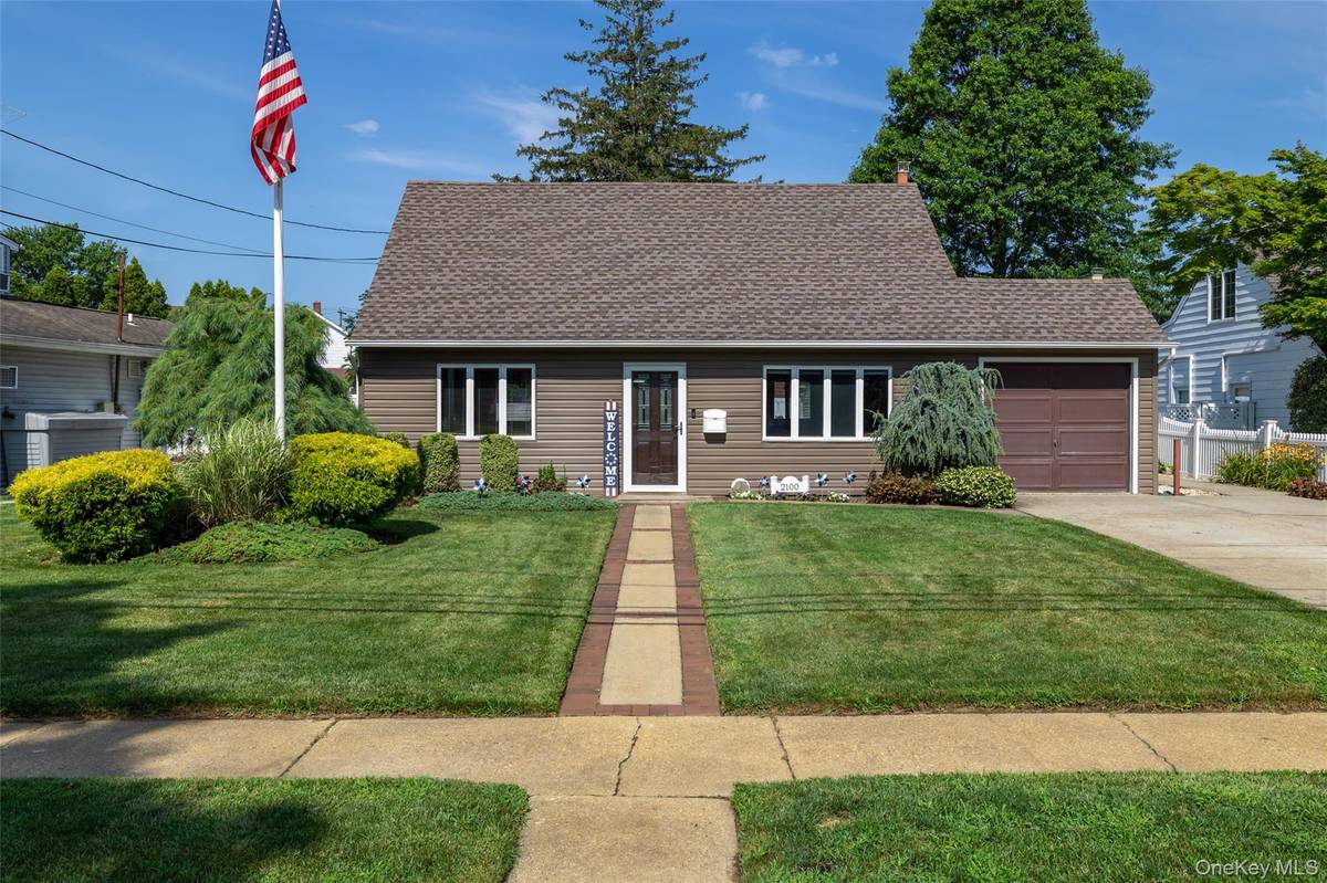 2100 North DR, Seaford, NY 11783