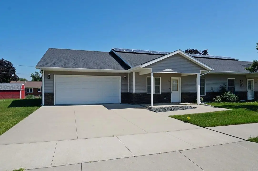 815 Parkside LN, Charles City, IA 50616