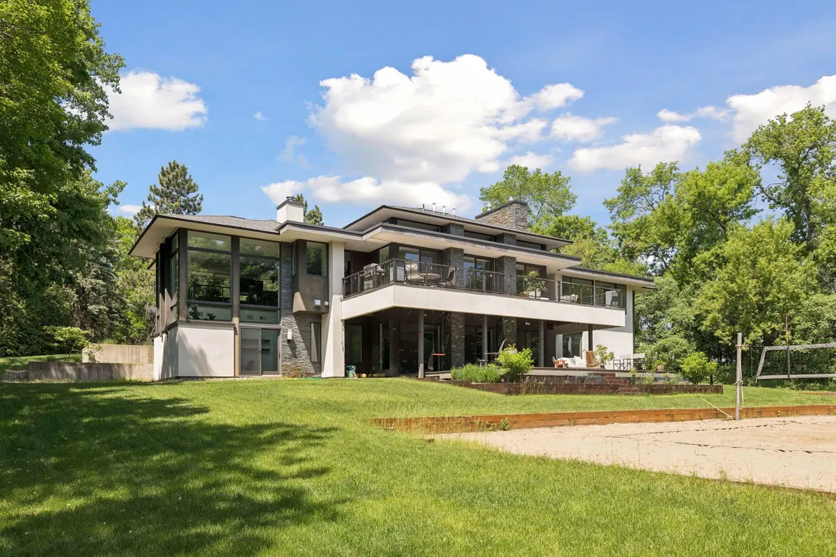 17950 Fairhomes LN, Deephaven, MN 55391