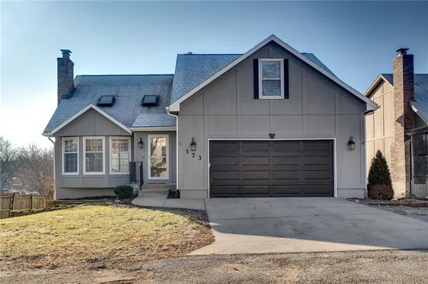 173 Nelson CIR, Olathe, KS 66061