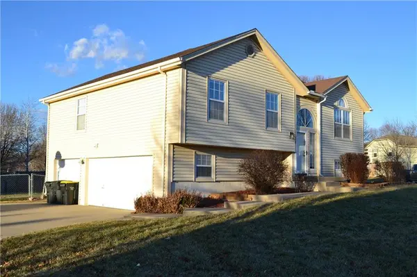 1206 Tyler LN, Greenwood, MO 64034