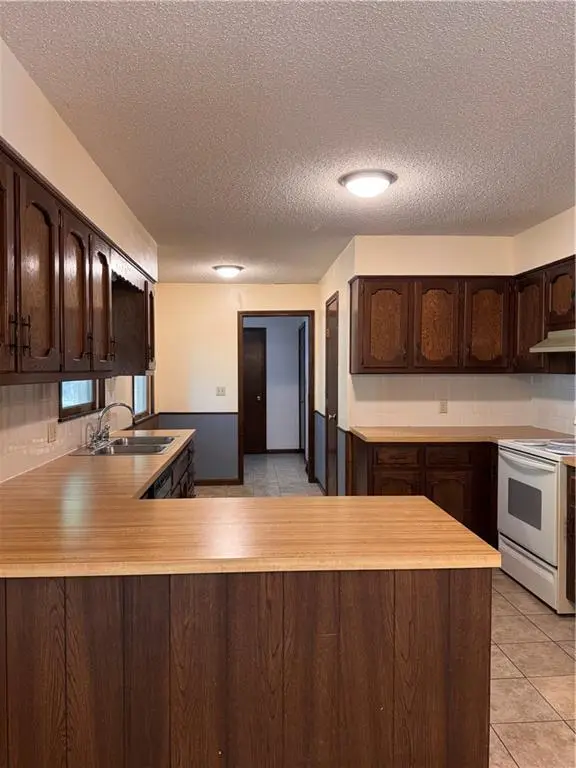 402 S Delaware ST, Archie, MO 64725