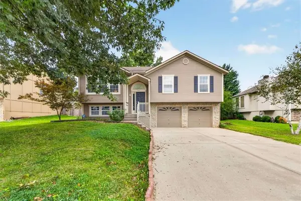 524 NE Topaz DR, Lee's Summit, MO 64086
