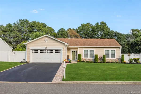 32 Pondview CIR, Shirley, NY 11967