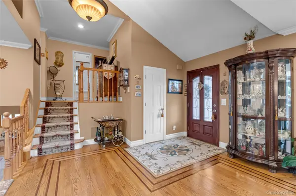 936 Stratford CT, Westbury, NY 11590