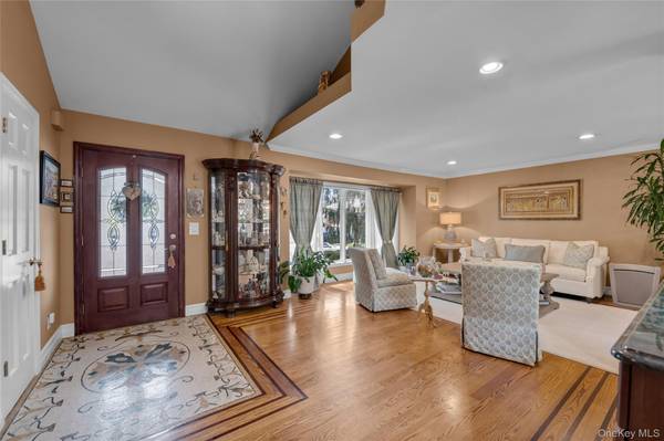 936 Stratford CT, Westbury, NY 11590