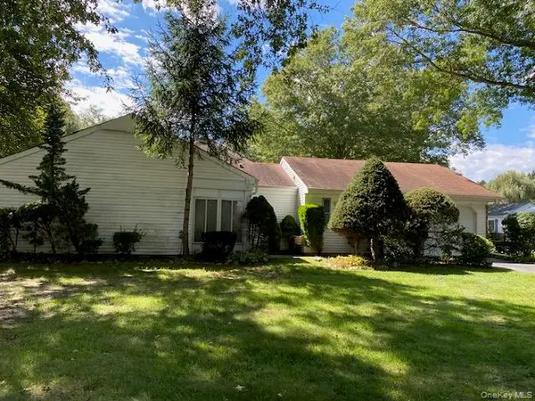 39 Freemont LN, Coram, NY 11727