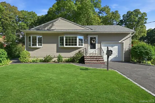 25 W Oakdale ST, Bay Shore, NY 11706